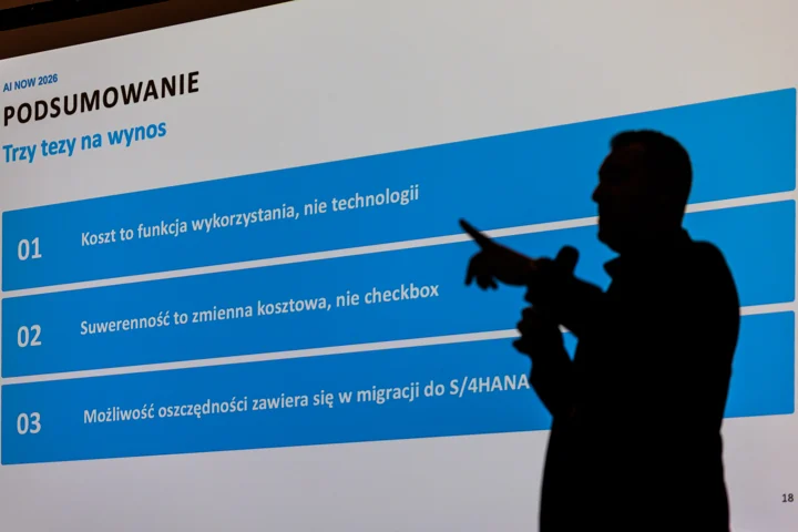 Prelegent omawia podsumowanie prezentacji podczas AI NOW 2026