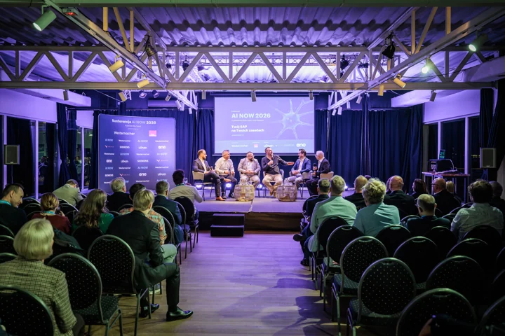 Wieczorny panel dyskusyjny w restauracji Bulaj