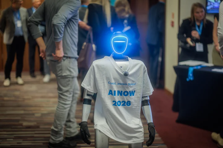 Robot wśród uczestników konferencji AI NOW